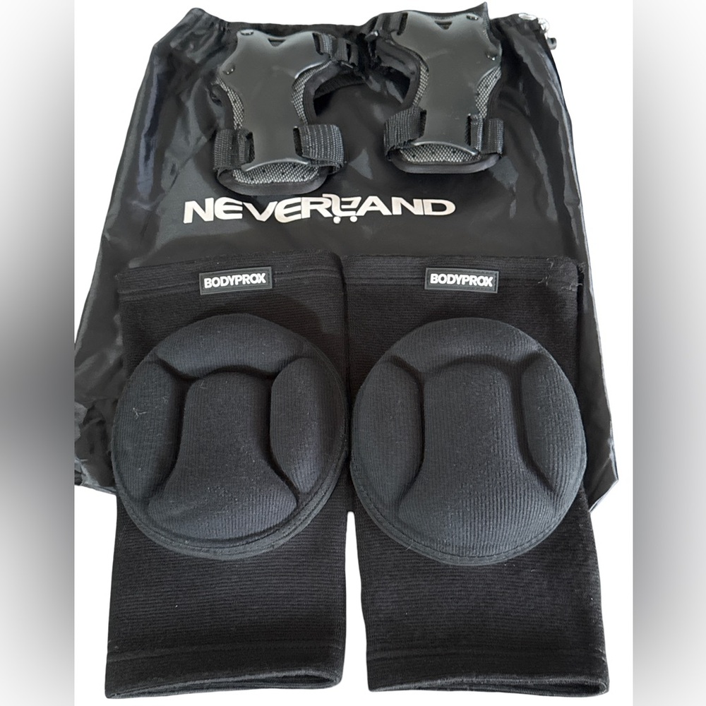 Bodyprox Knee Pads & Wrist Guards Set in Black